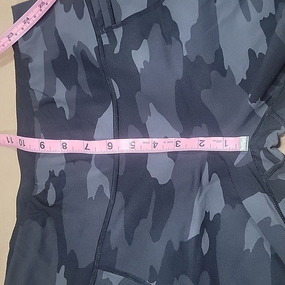 Sweaty Betty Size M Power 7/8 Legging Black & Gray Camo, Exc. Used Condition - Picture 4 of 9